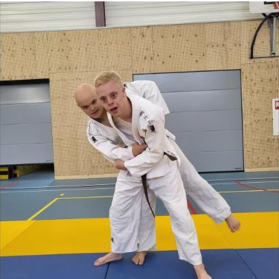 Twee judoka’s tijdens aangepast judo
