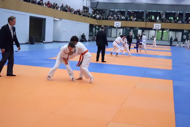 Jonge judoka’s in actie tijdens een wedstrijd
