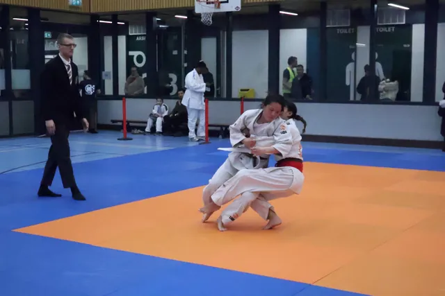 Judoka’s tijdens een dynamisch wedstrijdmoment