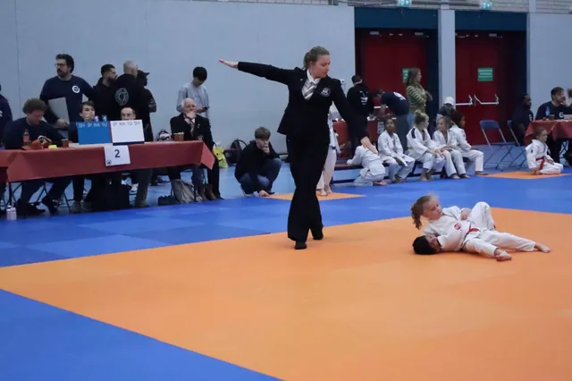 Scheidsrechter geeft een score tijdens een jeugdwedstrijd