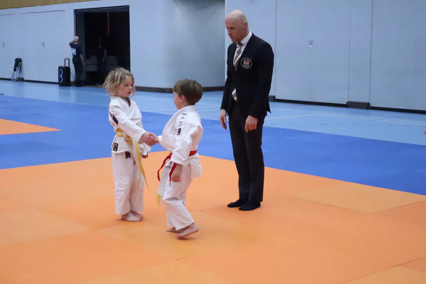 Twee jonge judoka’s begroeten elkaar tijdens het Amsterdam Judo Event